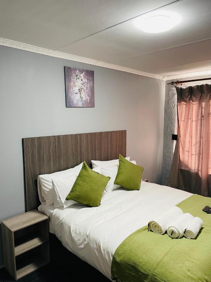Host Hub Guest House เคมป์ตัน พาร์ค ภายนอก รูปภาพ