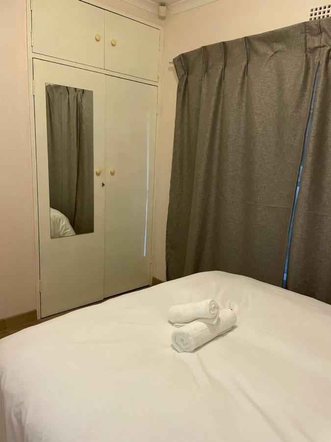 Host Hub Guest House เคมป์ตัน พาร์ค ภายนอก รูปภาพ