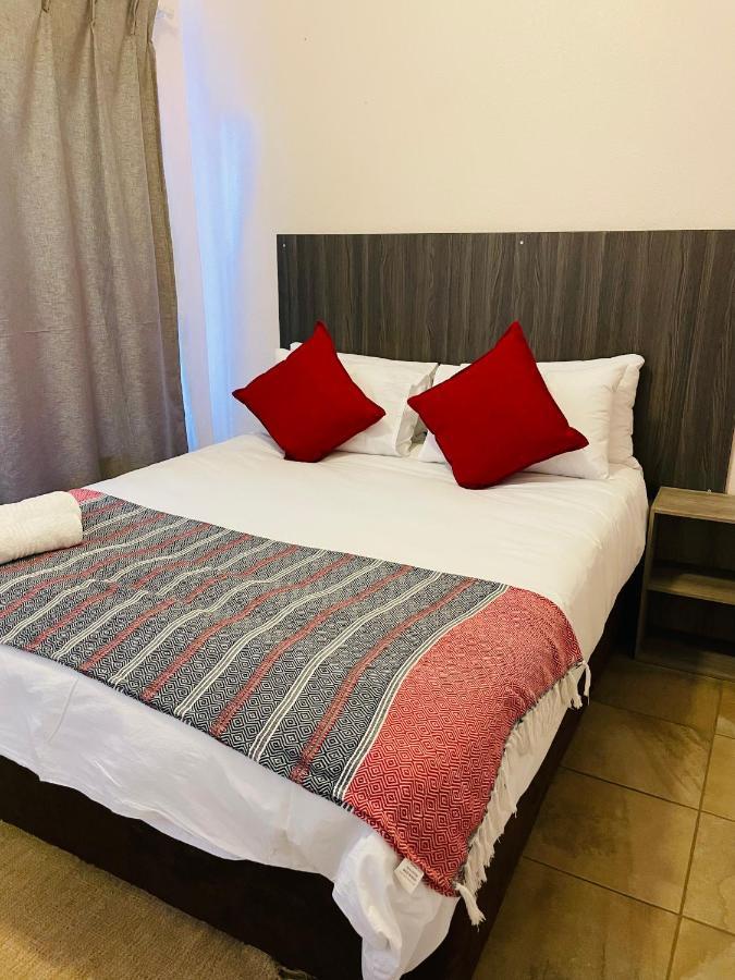 Host Hub Guest House เคมป์ตัน พาร์ค ภายนอก รูปภาพ
