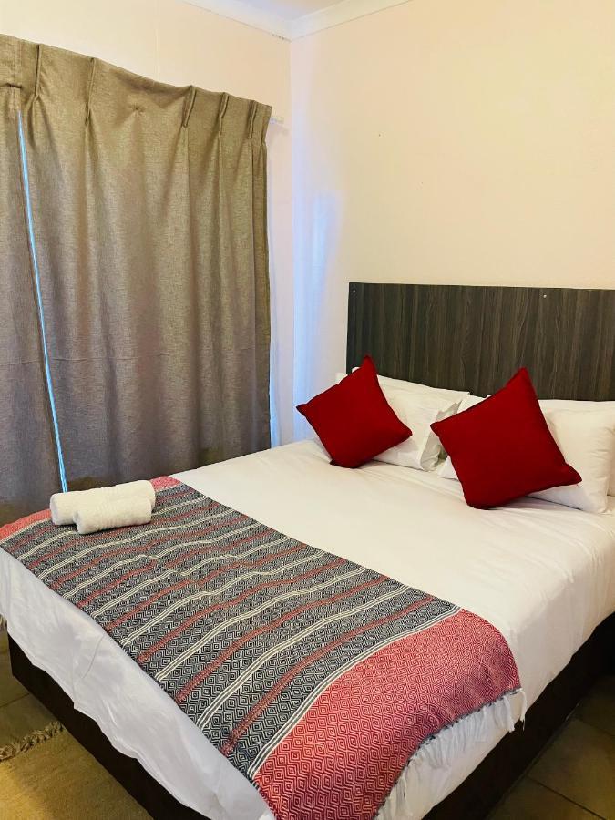 Host Hub Guest House เคมป์ตัน พาร์ค ภายนอก รูปภาพ