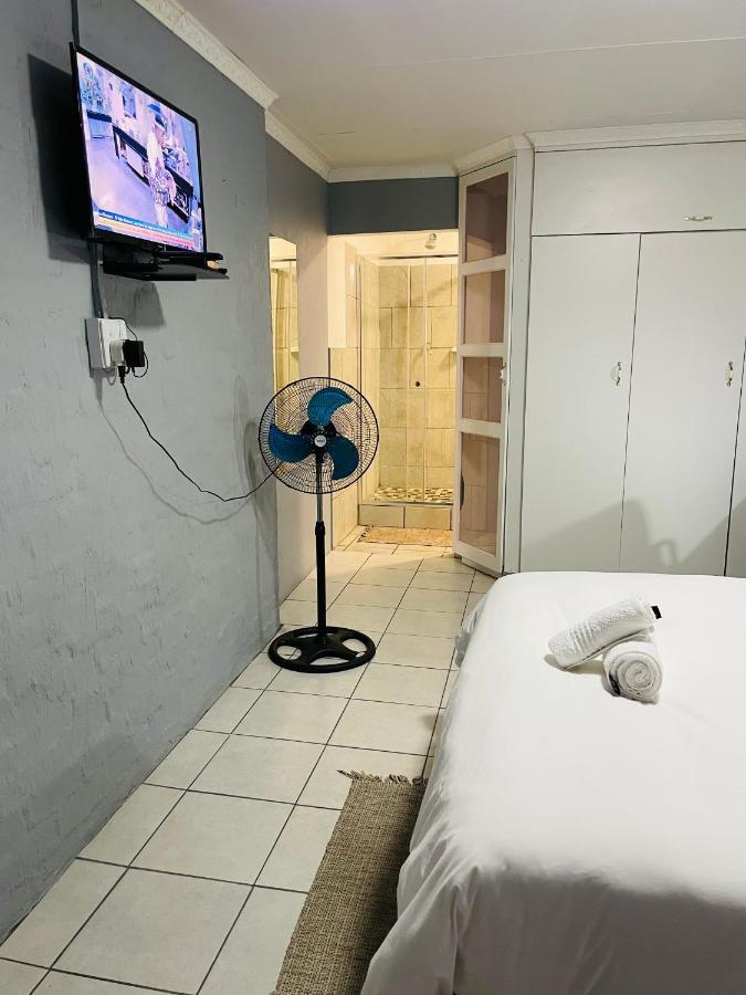 Host Hub Guest House เคมป์ตัน พาร์ค ภายนอก รูปภาพ