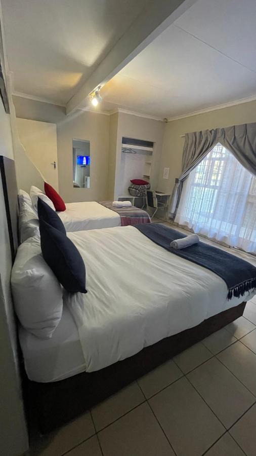 Host Hub Guest House เคมป์ตัน พาร์ค ภายนอก รูปภาพ