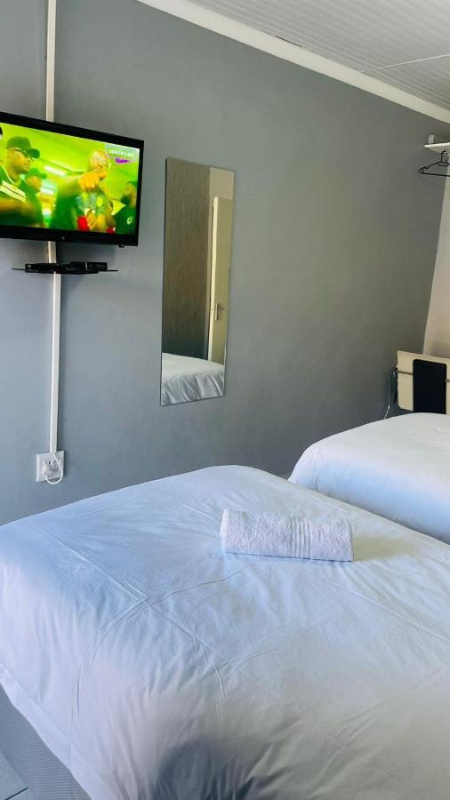 Host Hub Guest House เคมป์ตัน พาร์ค ภายนอก รูปภาพ